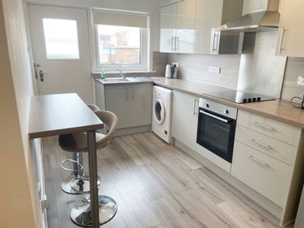 2 bed shared accommodation to rentHamilton Avenue, Fife KY16 photo 3