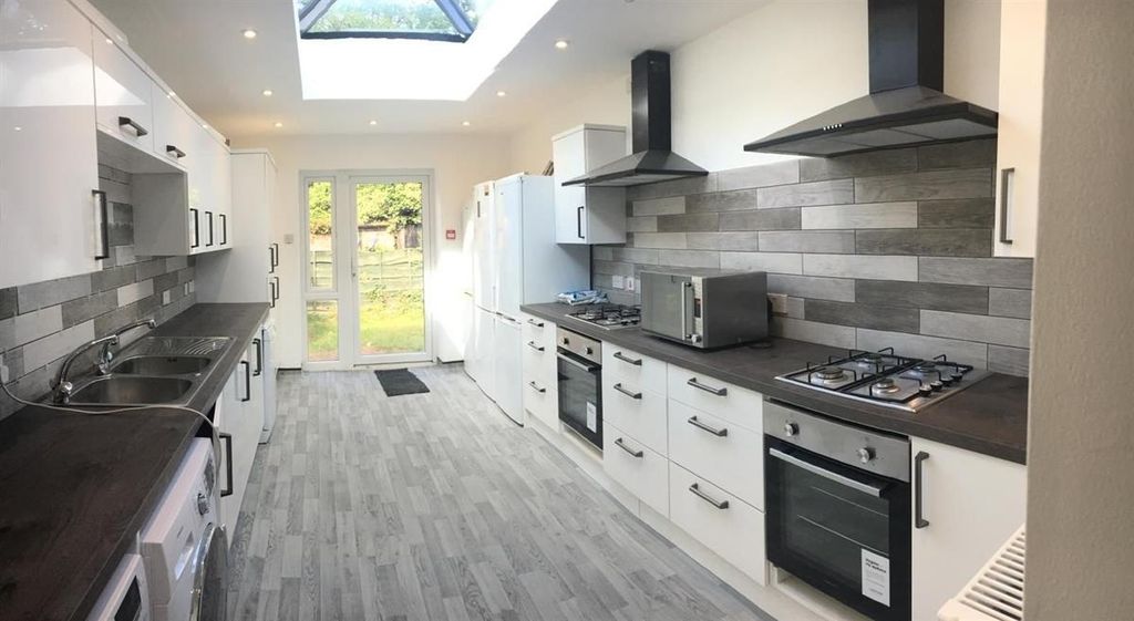 9 bed semi-detached house to rentWellington Road, Manchester M14