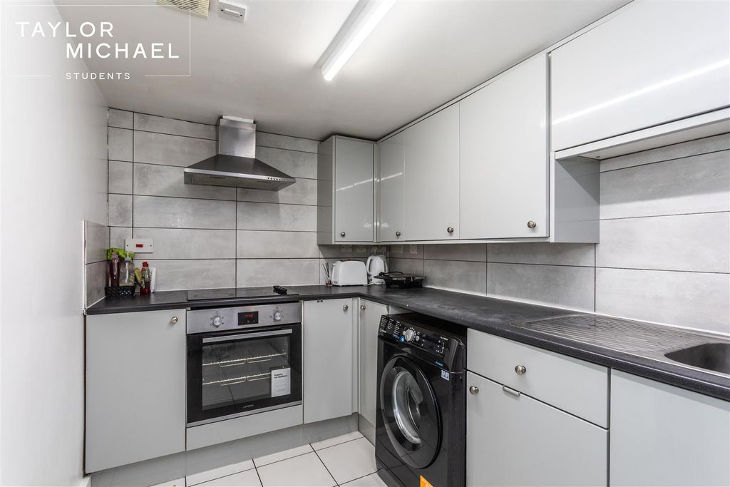 6 bed maisonette to rentLewes Road, Brighton BN2