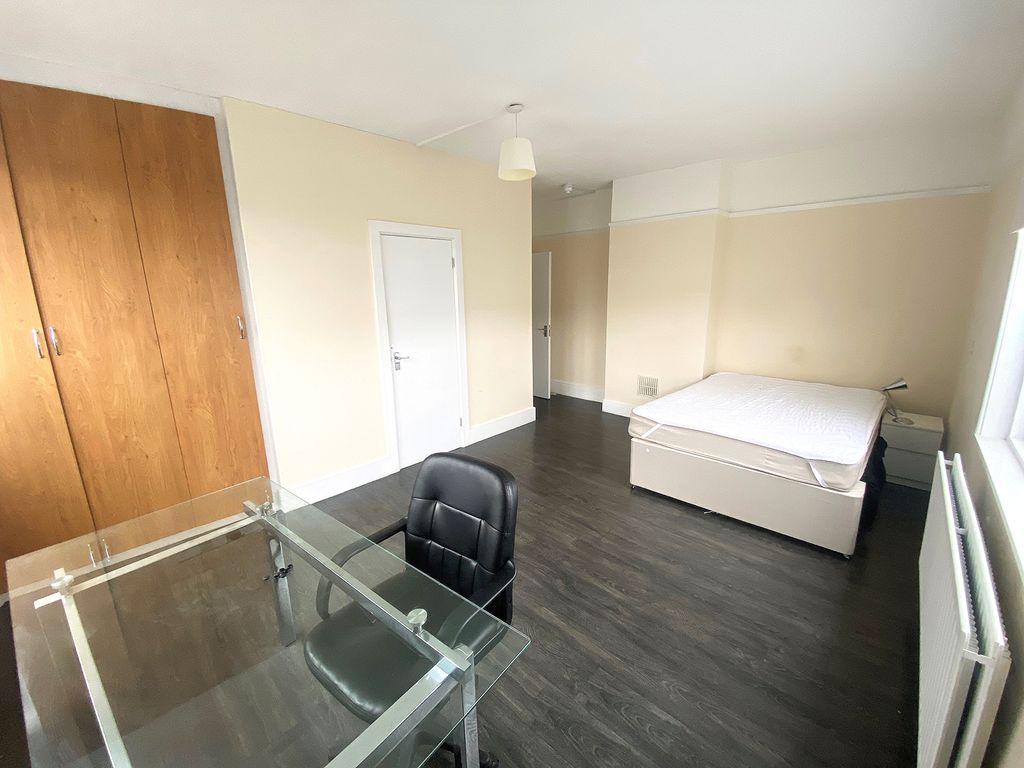 6 bed maisonette to rentAlbert Road, Southsea PO5