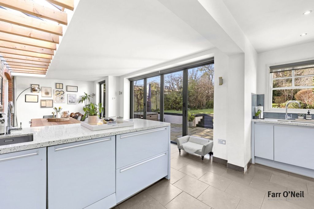 Additional image 17 of 5 bed semi-detached house to rentKings Avenue, Buckhurst Hill IG9