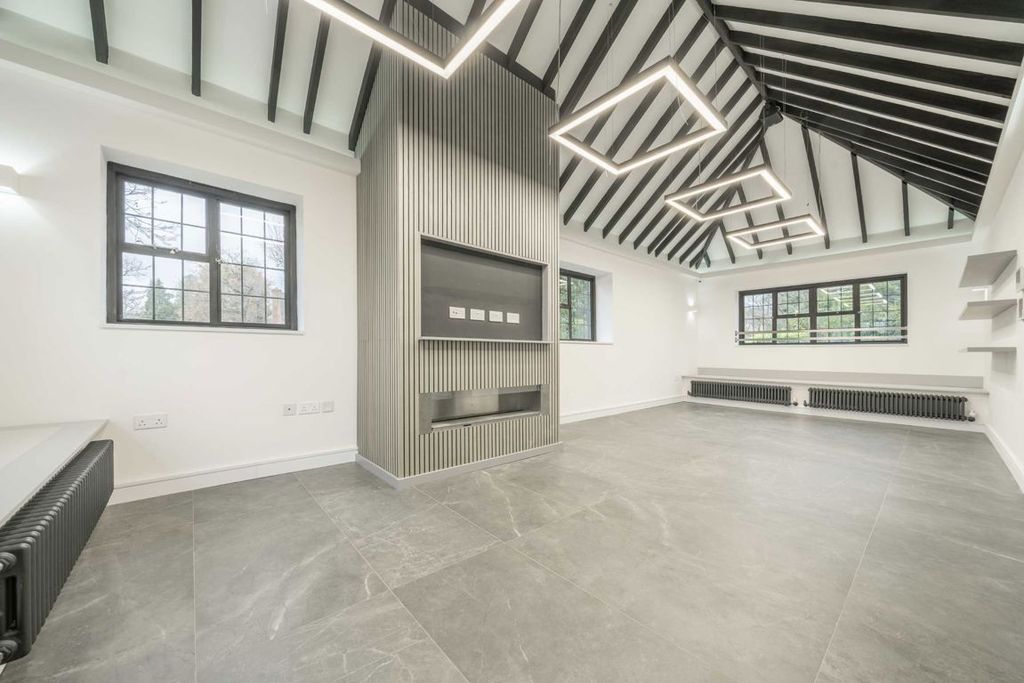 Additional image 2 of 3 bed flat to rentBeech Hill Avenue, Hadley Wood EN4