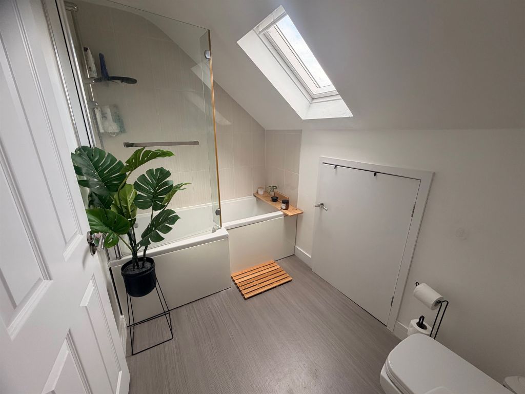 2 bed flat for saleStation Road, Rainham ME8 photo 4
