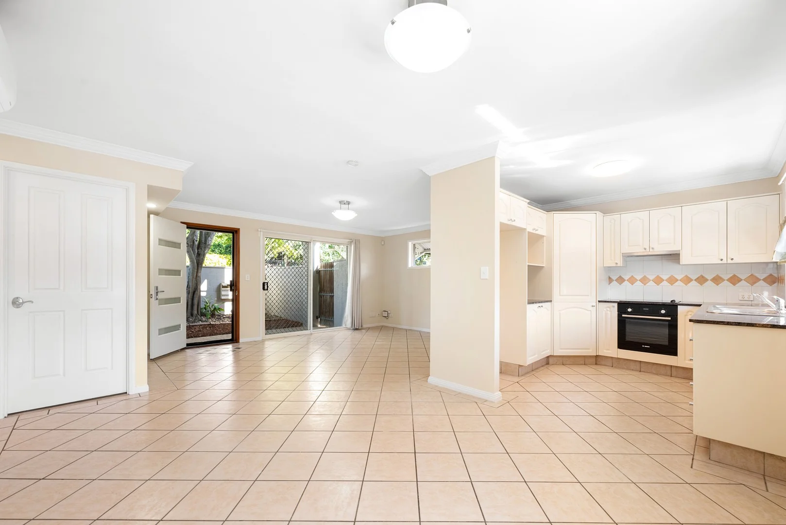 2/19 Athlone Street, Woolloongabba QLD 4102
