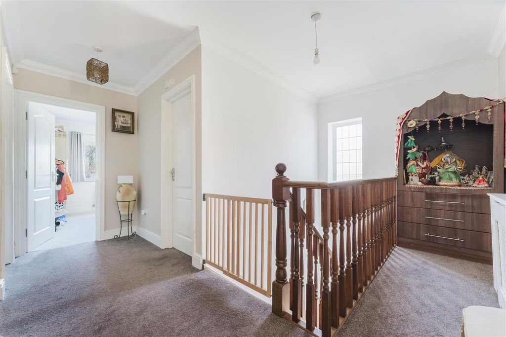 Additional image 13 of 5 bed detached house to rentWellesley Avenue, Iver SL0