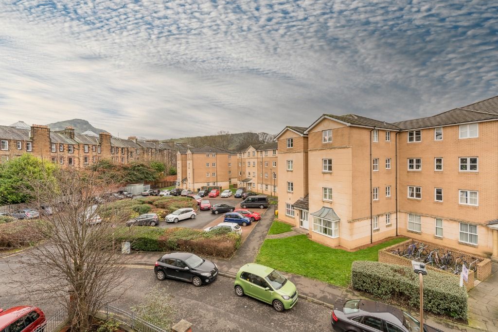 2 bed flat to rentTytler Court, Abbeyhill, Edinburgh EH8