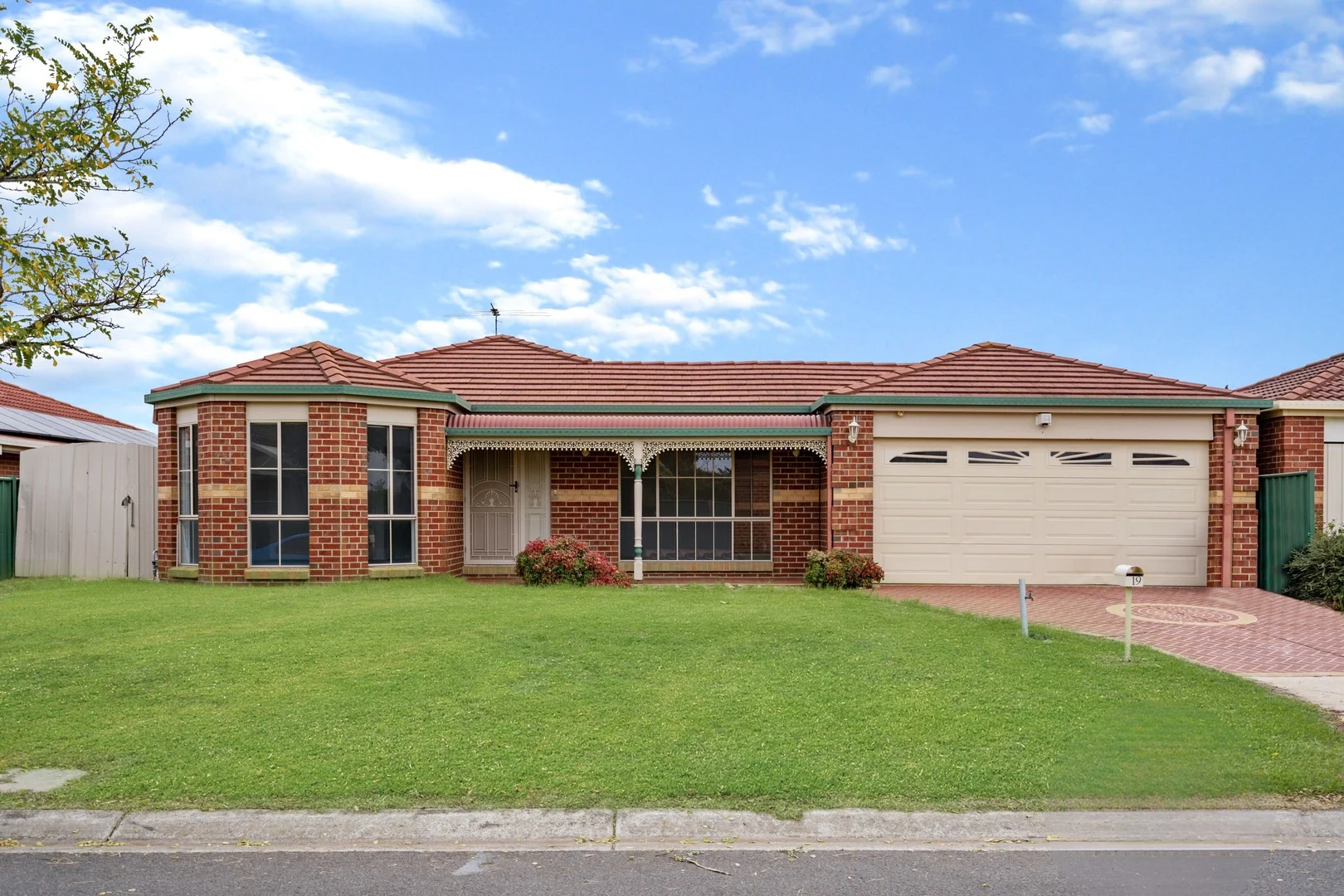 19 Wood Grove, Burnside VIC 3023