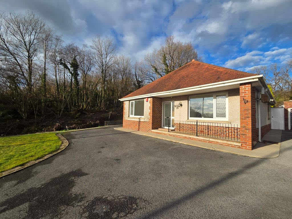 3 bed bungalow to rentDrefach, Llanelli SA14 photo 2