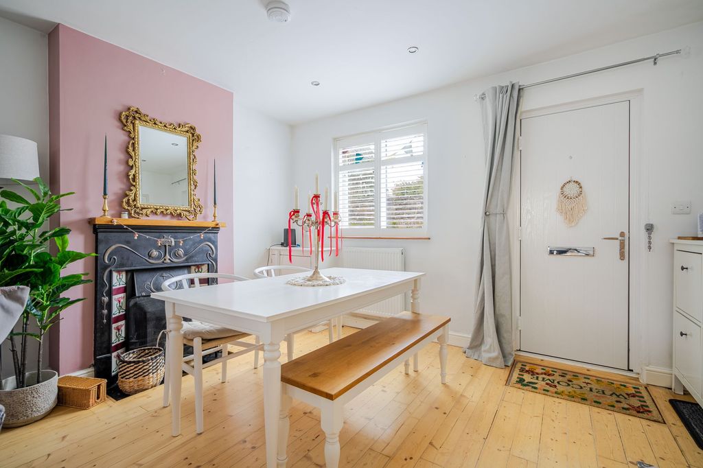 2 bed property to rentClewer Fields, Windsor SL4 photo 4