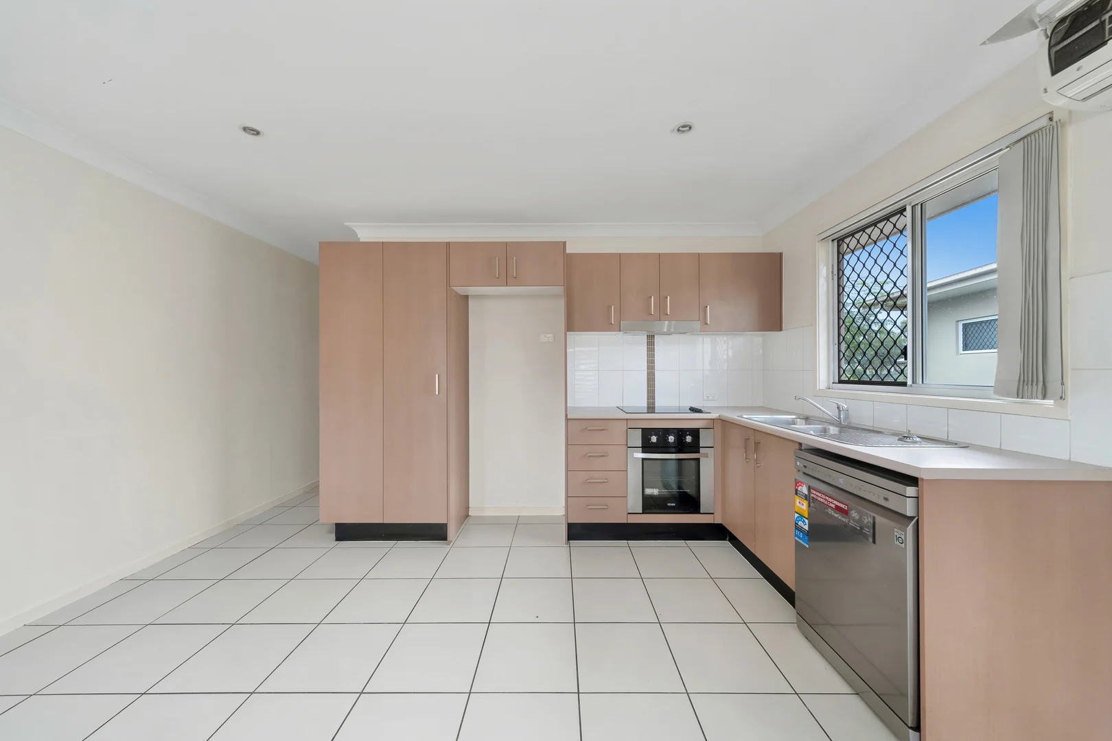5/6 Sullivan Street, Emerald QLD 4720 photo 3