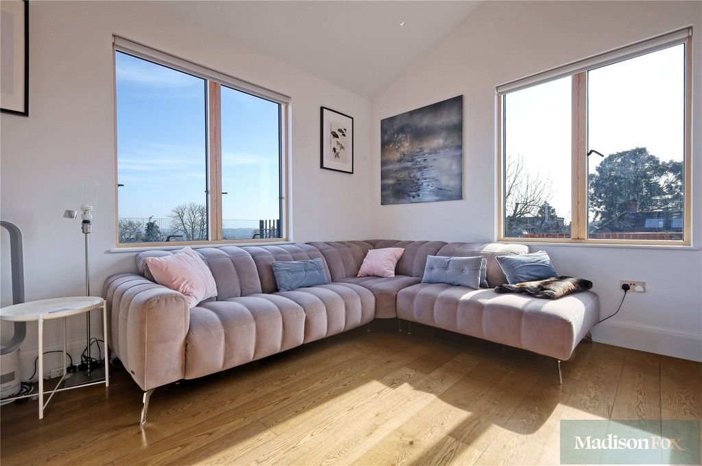 Additional image 13 of 2 bed flat to rentPalmerston Road, Buckhurst Hill, Essex IG9