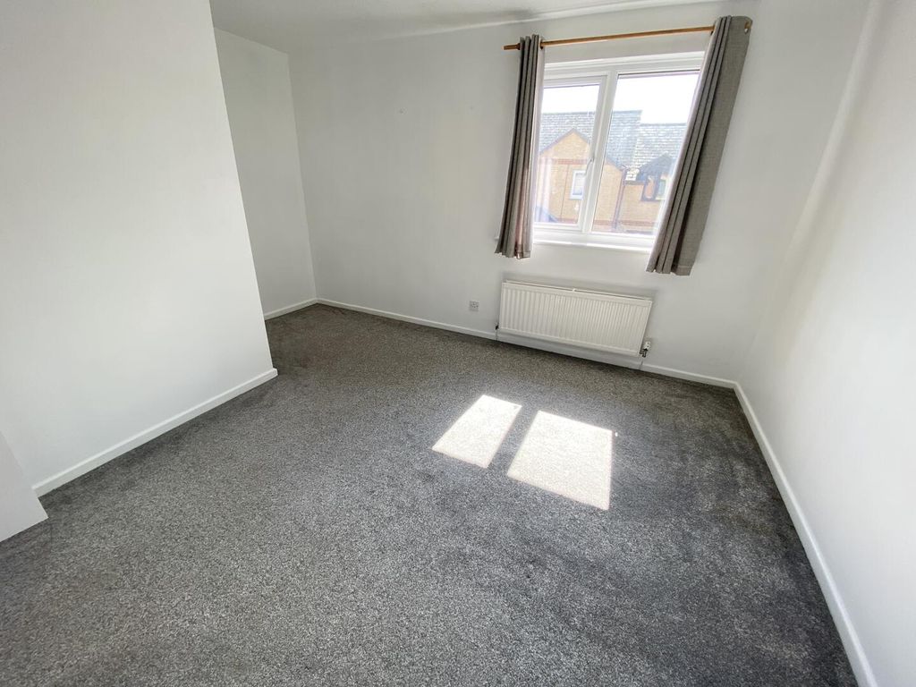Additional image 2 of 2 bed property to rentPineview Drive, Newport PO30