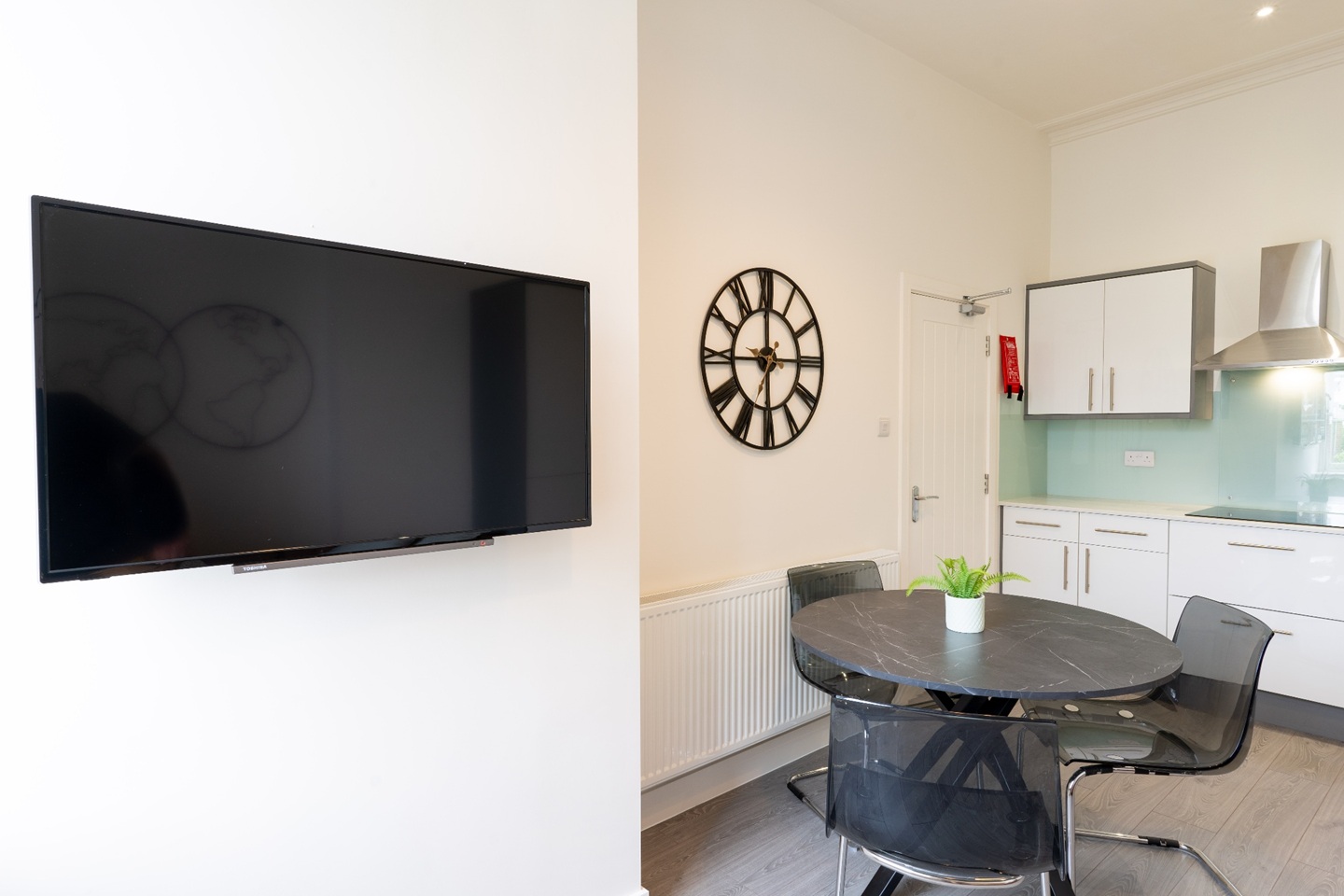 3 Bed Flat, Clifton Park Road, BS8, N1 7GU photo 2