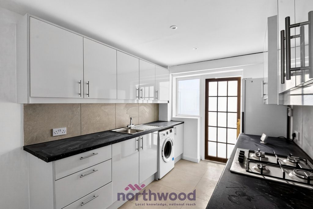 3 bed end terrace house to rentReeve Road, Holyport SL6