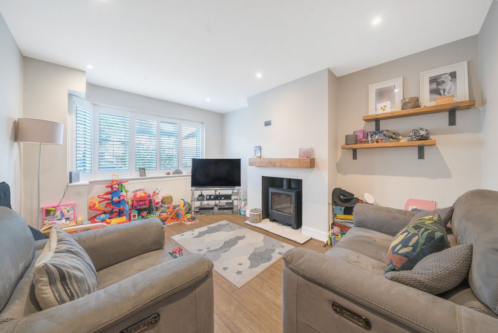 Additional image 2 of 3 bed semi-detached house to rentBirchfield Close, Addlestone KT15
