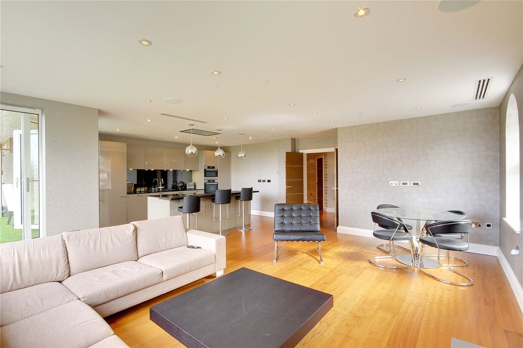 Additional image 4 of 3 bed flat to rentMurano House, 389 Cockfosters Road, Hadley Wood, Hertfordshire EN4