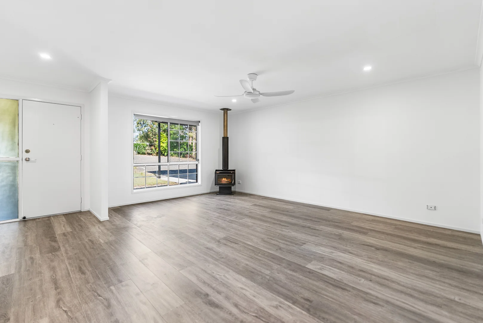118-120 Eildon Cl, Munruben QLD 4125 photo 3