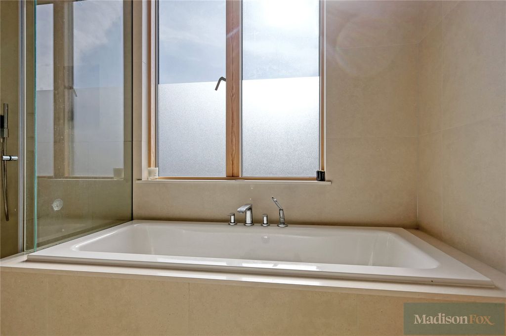 Additional image 24 of 2 bed flat to rentPalmerston Road, Buckhurst Hill, Essex IG9