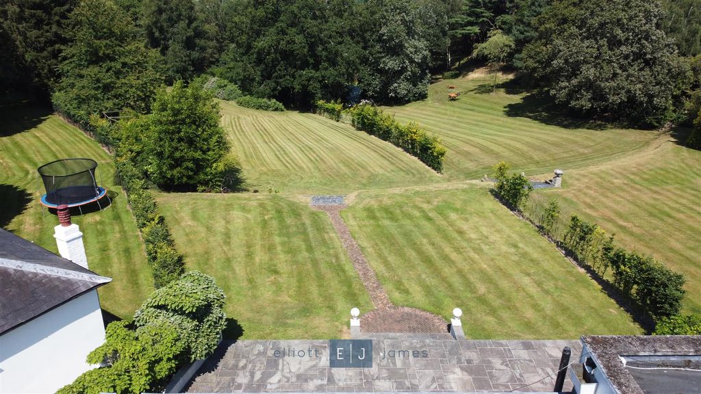Additional image 2 of 4 bed semi-detached house to rentManor Road, High Beech, Loughton IG10