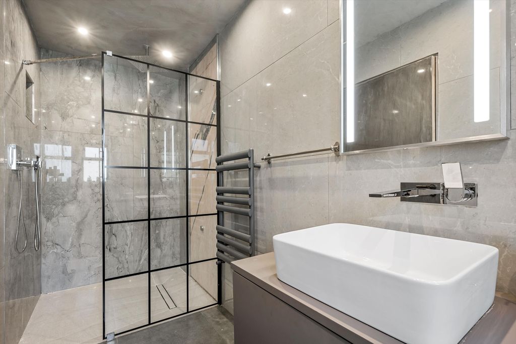 Additional image 16 of 5 bed detached house to rentWaggon Road, Barnet EN4