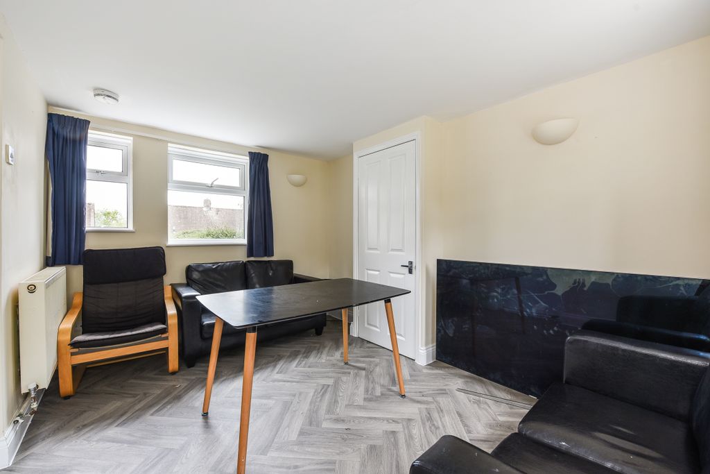 Additional image 2 of 10 bed shared accommodation to rentMinden Way, Stanmore SO22