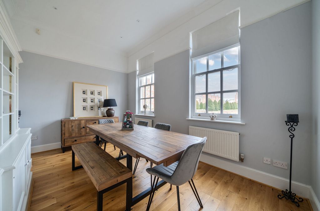 4 bed parking/garage to rentPeninsula Square, Winchester, Hampshire SO23 photo 4