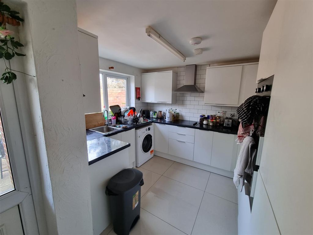 Additional image 2 of 6 bed end terrace house to rentMillfield Close, Chichester PO19
