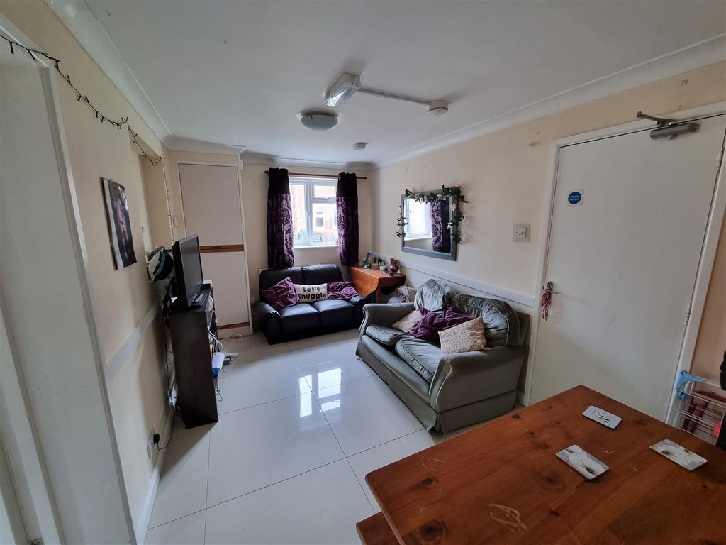 Additional image 3 of 6 bed end terrace house to rentMillfield Close, Chichester PO19