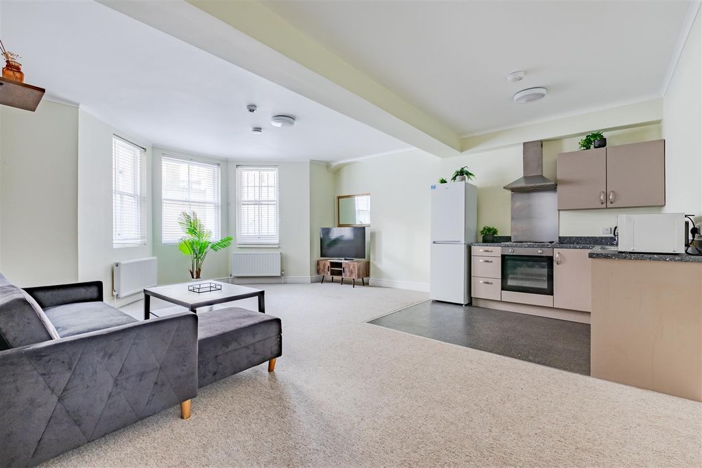Additional image 2 of 14 bed terraced house to rentFirst Avenue, Hove BN3