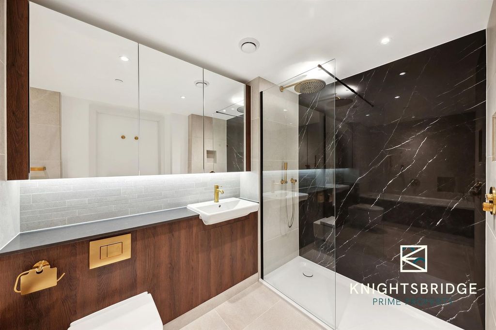 2 bed flat for saleLandmark Square, London E14 photo 5