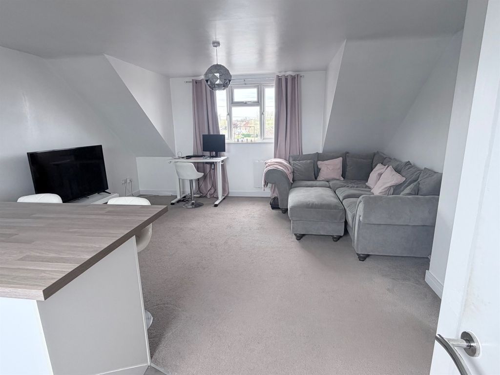 2 bed flat for saleStation Road, Rainham ME8 photo 3