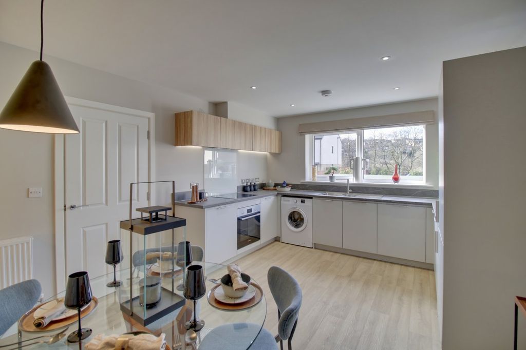Additional image 5 of 4 bed detached house to rentPark Meadow Lane, Leeds, West Yorkshire LS12