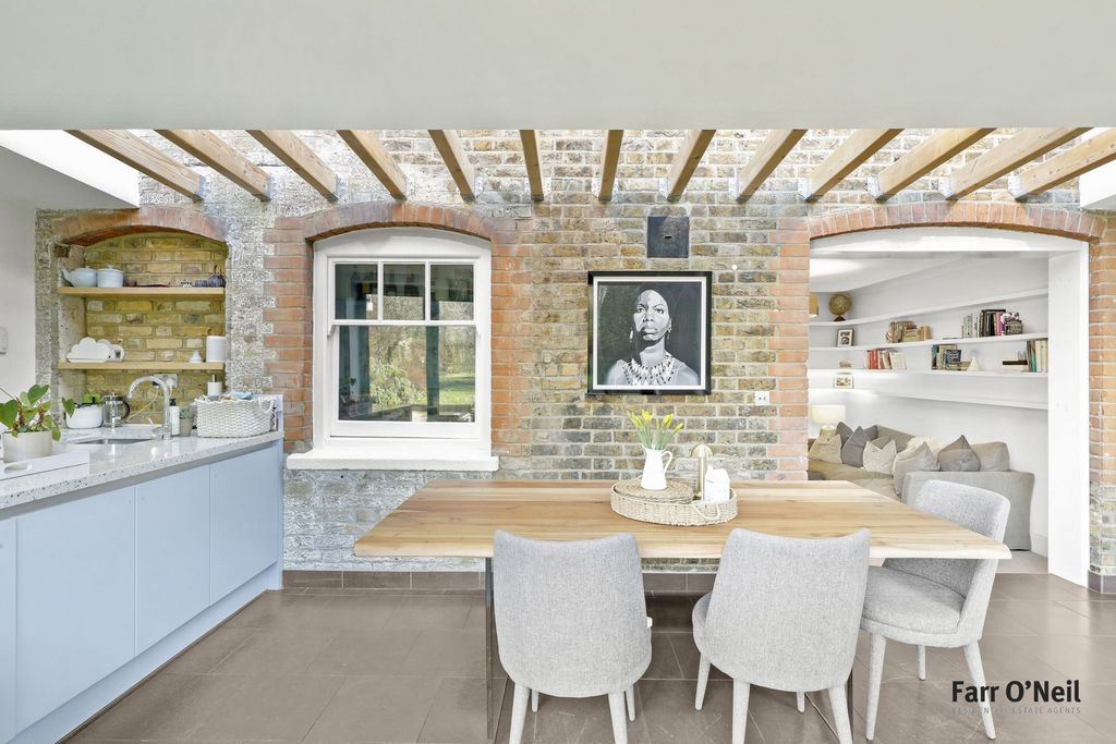 Additional image 12 of 5 bed semi-detached house to rentKings Avenue, Buckhurst Hill IG9