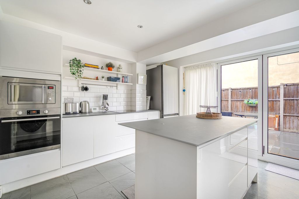 2 bed property to rentClewer Fields, Windsor SL4 photo 2