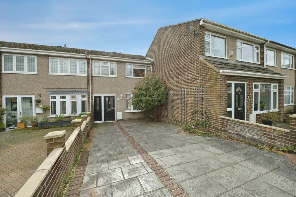 3 bed terraced house for saleBrowne Close, Romford RM5