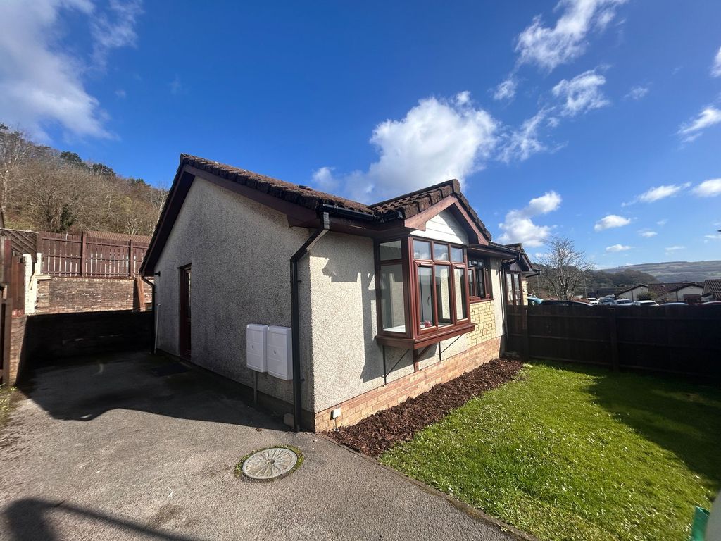2 bed semi-detached bungalow to rentOak Hill Park, Skewen, Neath SA10