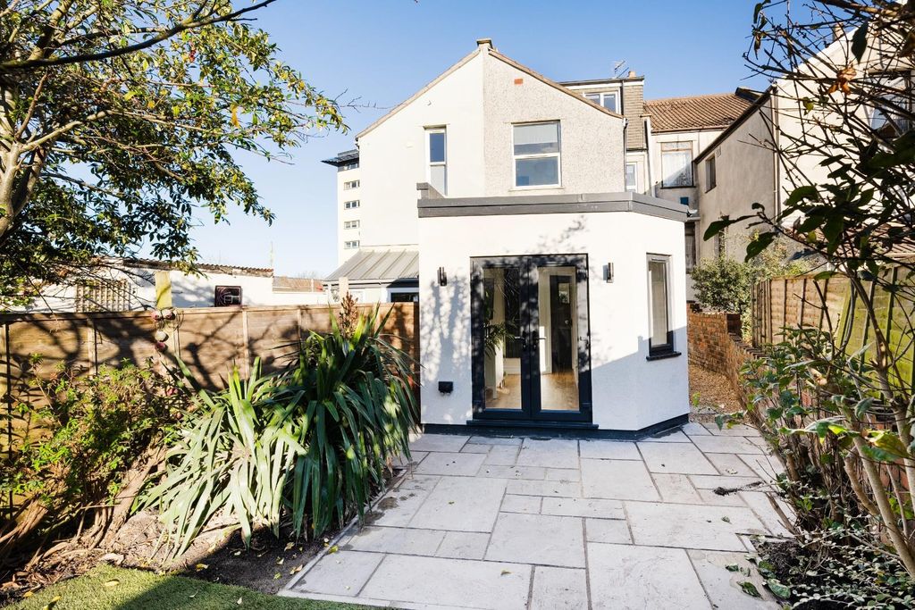 Additional image 18 of 8 bed property to rentLodge Causeway, Bristol BS16