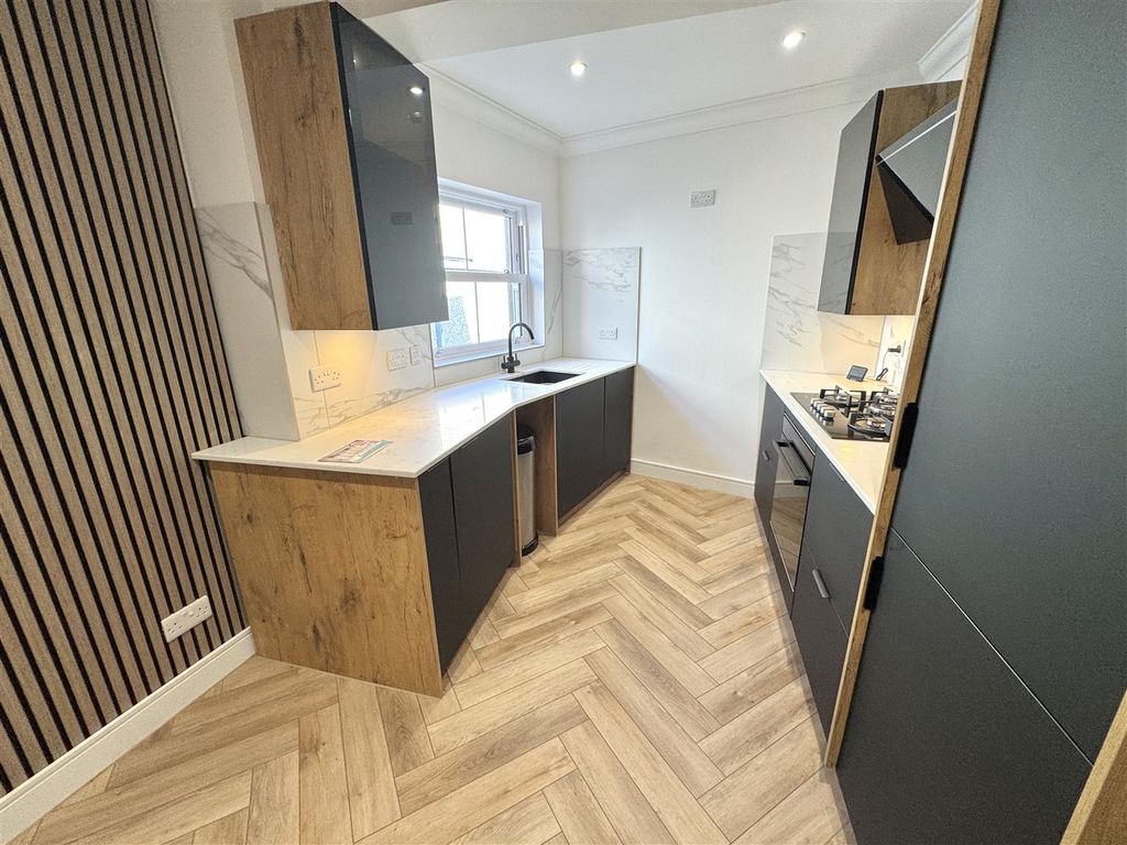 2 bed flat to rentWide Close, Lanark ML11 photo 2