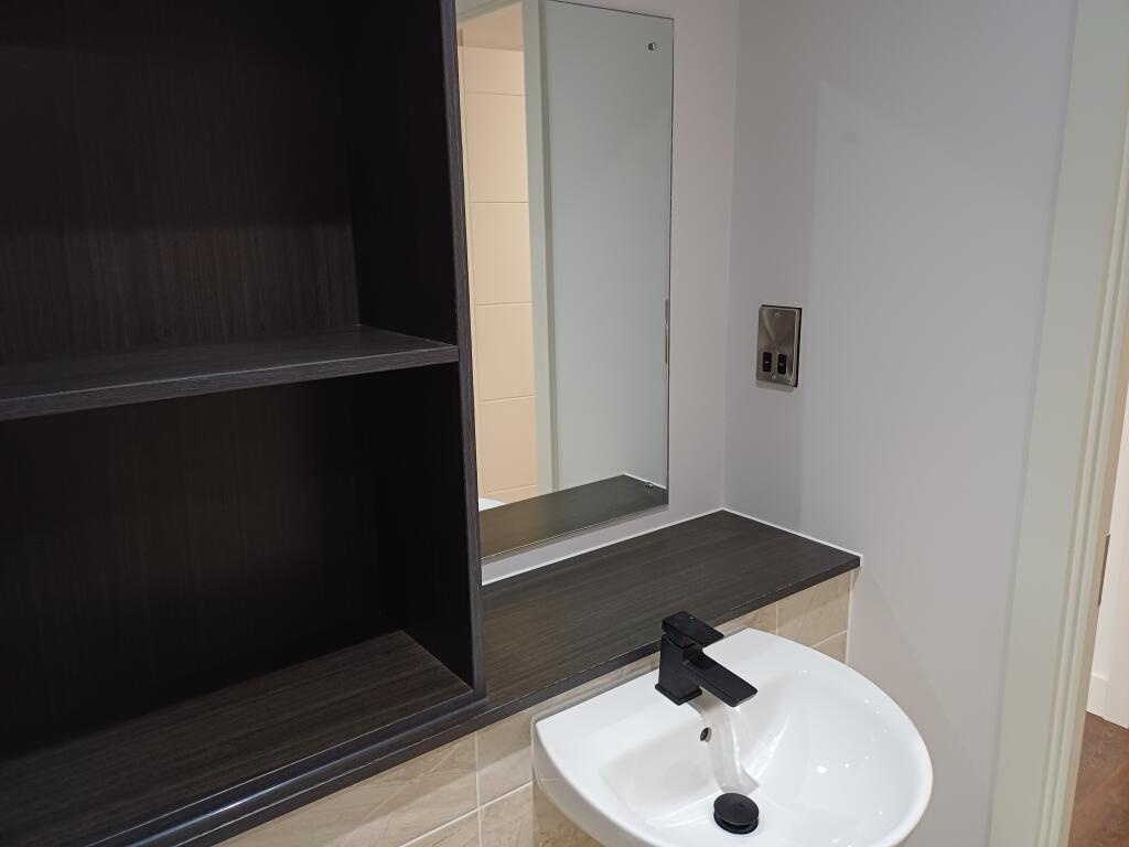 1 Bed Flat, Aquitania, L3, N1 7GU photo 3