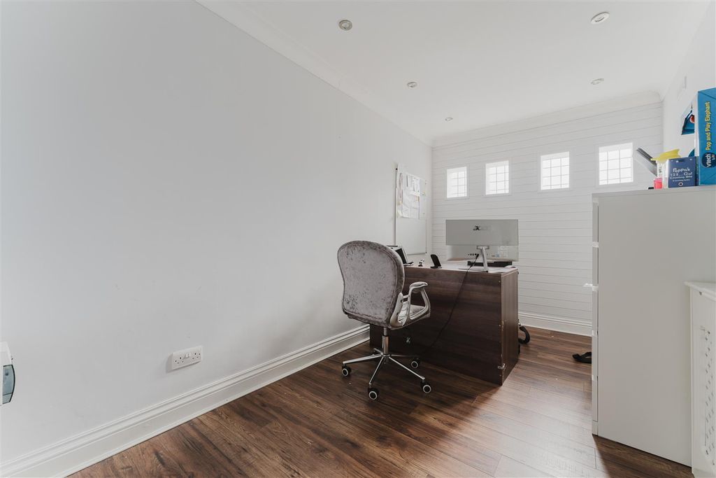 Additional image 10 of 5 bed detached house to rentWellesley Avenue, Iver SL0
