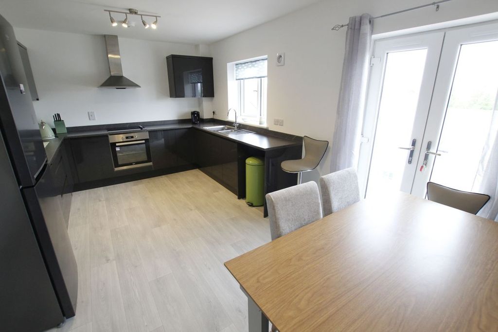 2 bed flat to rentHoggan Park, Brecon, Brecon LD3 photo 3
