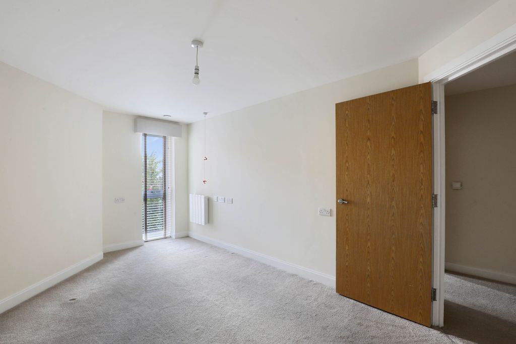 2 bed flat to rentSt. Ann Way, The Docks, Gloucester GL2 photo 4