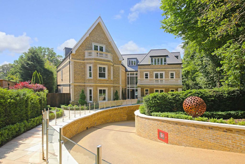 3 bed flat to rentThe Residence, Camlet Way, Hadley Wood, Hertfordshire EN4