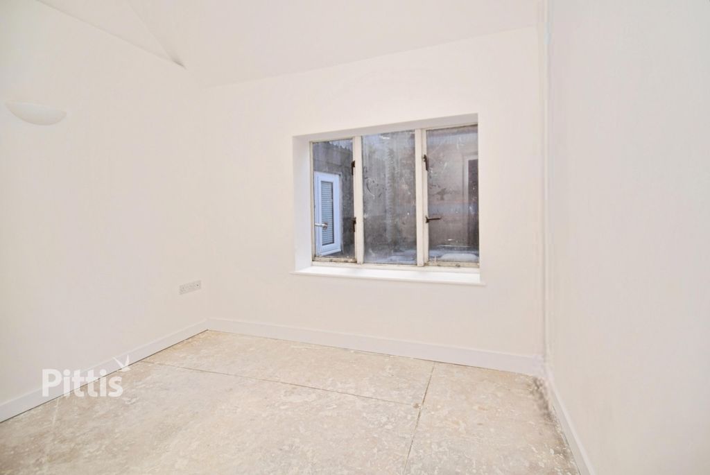 Additional image 3 of 3 bed flat to rentPyle Street, Newport PO30
