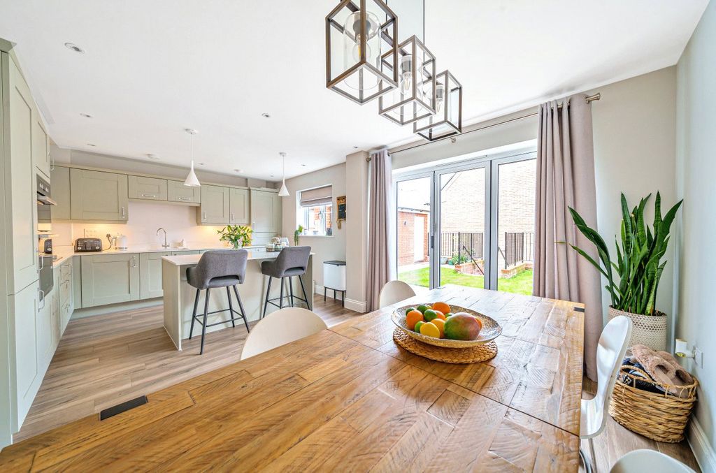 Additional image 3 of 5 bed detached house to rentPembers Farm Avenue, Fair Oak, Eastleigh, Hampshire SO50