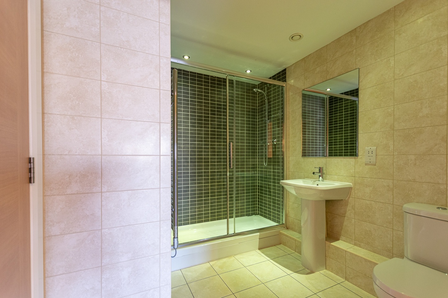 2 Bed Flat, Mann Island, L3, N1 7GU photo 5