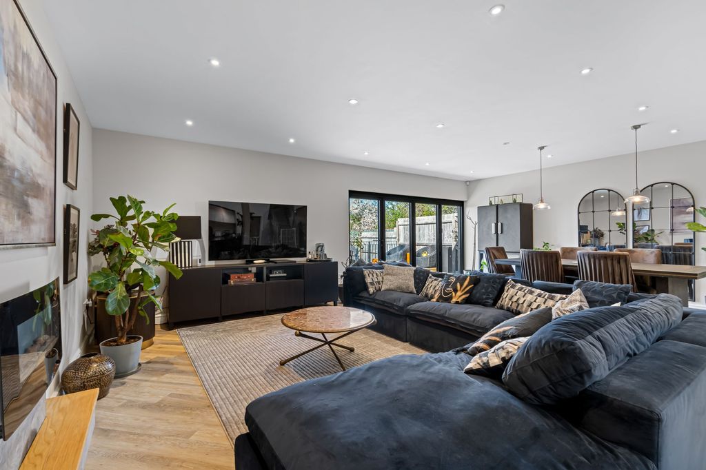 4 bed barn conversion to rentCold Pool Lane, Badgeworth GL51 photo 5