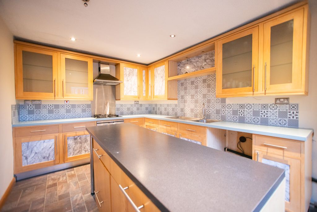 Additional image 3 of 4 bed semi-detached house to rentThe Haven, Kingston Upon Hull HU9