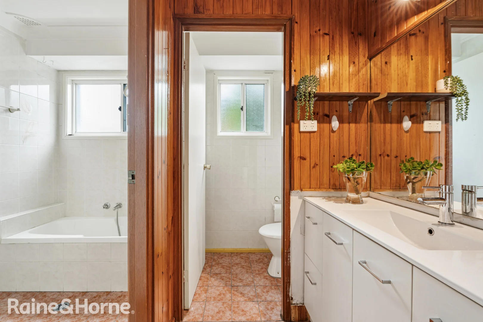 26 Fifth Avenue, Macquarie Fields NSW 2564 photo 3