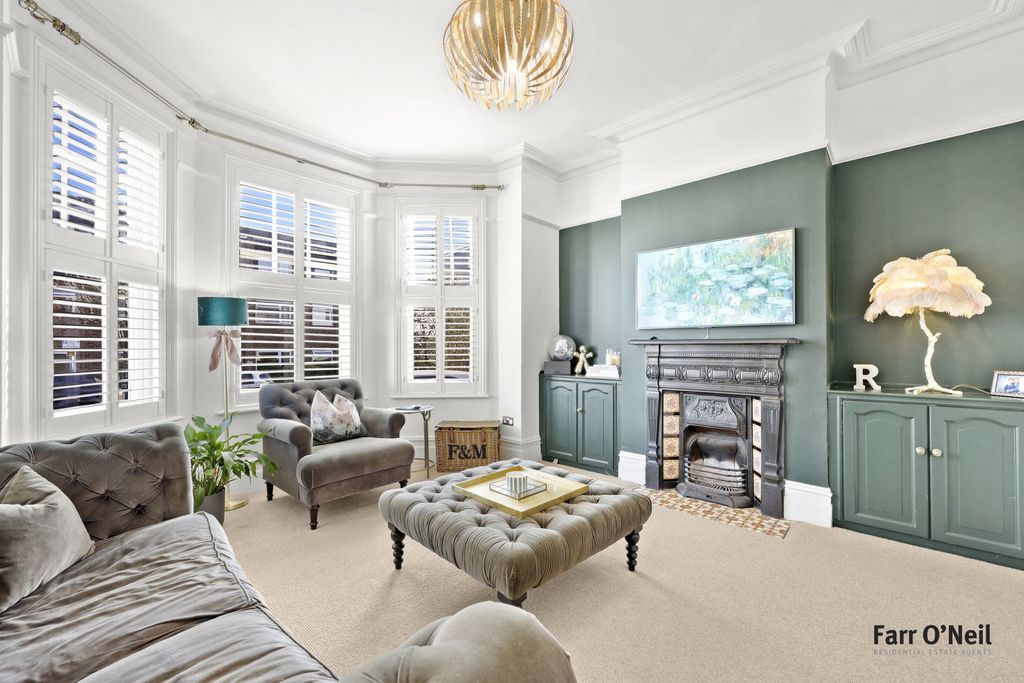 Additional image 2 of 5 bed semi-detached house to rentKings Avenue, Buckhurst Hill IG9